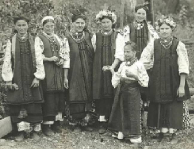 Смотрите, какие вышиванки носили на Донбассе более 100 лет назад (фото)
